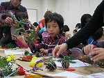 次は何をかざろうかな。（とみだ図書館　おはなしとこうさくの会「クリスマスかざりをつくろう」）