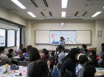えほん「よあけ」のよみきかせ（とみだ図書館　おはなしとこうさくの会「お正月かざりをつくろう」）