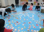 カルタをならべていまーす（ひがし図書館　みんなであそぼう！こどもカルタ会）