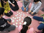 どこにあるかな？みんなしんけんです。（みなと図書館　カルタ大会）