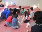 5さいから小学5年生まで、いっしょにふだをとりました。（てんぱく図書館　カルタ会）