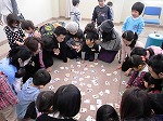 つぎはどれかな？みんなしんけんです！（なんよう図書館　冬のカルタ大会）