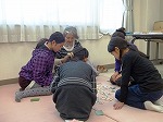 年れい別にグループに分かれます（くすのき図書館　カルタ大会）