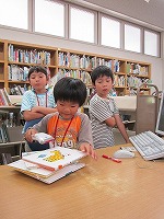 カウンター体験中です。「どきどき」（なかがわ図書館　体験！図書館員）