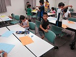 どんな紙を、どんなふうに落とすと、よくまわるのかな？（なかがわ図書館　夏休み科学あそび　かざぐるまをまわそう）