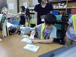 カウンターで本のかしだしやへんきゃくをしたよ（つるまちゅうおう図書館　「子ども図書館大使」）