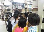 図書館の中をたんけん。しょこには本がいっぱい！（つるまちゅうおう図書館　「子ども図書館大使」）