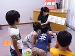 みんなで順番におはなし会の練習をしました。（にし図書館　「子ども図書館大使」）