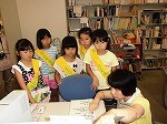 コンピュータのそうさ方法を聞きます。みんなしんけん。（あつた図書館　「子ども図書館大使」）