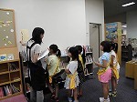 返ってきた本をしまう仕事もしました。「シールをよくみてね」（あつた図書館　「子ども図書館大使」）