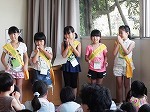 おはなし会の手あそびもみんなで。♪さよならあんころもち...ぱくっ。（あつた図書館　「子ども図書館大使」）