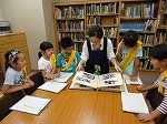 館内探検で伊勢湾台風資料室にはいったよ！（みなみ図書館　「子ども図書館大使」）