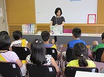 「百科事典」の引き方を勉強したよ。（みなと図書館　「子ども図書館大使」）