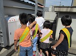 屋上はこうなっているんだね。ツバメの巣も発見したよ！（みなと図書館　「子ども図書館大使」）