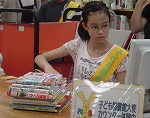 カウンターで本の貸出・返却をしました（きた図書館　「子ども図書館大使」）