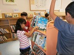 返本体験。このあと装備にもちょうせん！（みずほ図書館　「子ども図書館大使」）