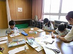 自分で受入した本に、ラベルなどをはっています。（もりやま図書館　「子ども図書館大使」）