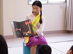 みんなの前でおはなし会です。落ち着いて、はっきりと。（なんよう図書館　「子ども図書館大使」）