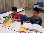 百科事典で調べもの。「どこにのっているかな？」（なんよう図書館　「子ども図書館大使」）