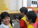 返却ポストを見学中。（とみだ図書館　「子ども図書館大使」）