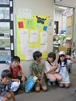 壁新聞をつくりました。（とみだ図書館　「子ども図書館大使」）