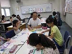 「手づくりPOP＆帯教室」で、おすすめ本のPOPを作成中（しだみ図書館　「子ども図書館大使」）