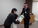 記念品も贈呈（ぞうてい）しました。よろこんでもらえたかな？（にし図書館　「『ぽけっと』誕生記念おはなし会」」）