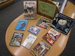 イチョウのはっぱに書かれていた本をあつめたコーナーもあります。（あつた図書館　「みんなの好きな本で秋の図書館を彩ろう！」）