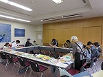 絵本のひょうしをえらんでパズルをつくります（みなと図書館　なごやっ子読書週間記念工作会「絵本のひょうしをつかってパズルをつくろう！」）