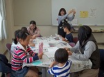 「はり方をまちがえないでくださいね」（くすのき図書館　なごやっ子読書週間記念工作教室「豆本を作ろう！」）