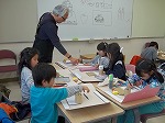 講師の先生がていねいにポイントを教えてくれます。（くすのき図書館　「自分だけのペン立てをつくろう！」）