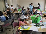 子どももおとなもいっしょになってつくっています。（とみだ図書館　おはなしとこうさくの会「つくってあそぼう　とびだす○○！」）