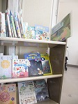 よういした七夕や、きり紙の本は、ほとんどかりられました。（とみだ図書館　おはなしとこうさくの会「七夕かざりをつくろう」）