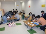 たくさんの親子がきてくれました。（とくしげ図書館　「おりがみ教室」）