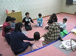 「あんたがたどこさ」の歌に合わせて遊んでいます。（てんぱく図書館　しずおばちゃんのおてだま教室）