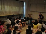 語りの後、会場で「コワ～イ」と声があがりました。（とみだ図書館　夏のこわ～いおはなし会）