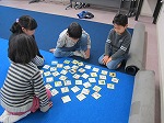 小学生グループ。カルタの場所を覚えます。真剣です。（なかがわ図書館　冬のカルタ会）