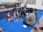 小さい子グループ。今度はとれるかな？ドキドキ。（なかがわ図書館　冬のカルタ会）