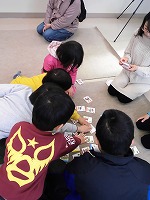 いちばん下の手はだれだ!?（なんよう図書館　冬のカルタ大会）