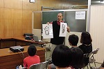 実物大のゴリラの足型を見せてくれる飼育員さん（ちくさ図書館　東山動植物園との連携による夏休み子ども講座　ニシローランドゴリラのひみつ