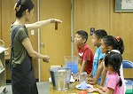 あらふしぎ！びんが手にくっついています。（もりやま図書館　自由研究おうえん！！実験教室「空気の力を調べてみよう」）