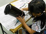 黒いフィルムをかぶせると星の光がこぼれます。（もりやま図書館　理科工作教室「プラネタリウムを作ろう！」）
