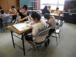 金城学院大学の学生さんが先生になって教えてくれたよ。（もりやま図書館　「本の帯」作りにチャレンジ！）