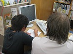 > 新聞記事を調べるためにデータベースも使ったよ。（めいとう図書館　「名東図書館で自由研究！」）
