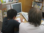 > 新聞記事を調べるためにデータベースも使ったよ。（めいとう図書館　「名東図書館で自由研究！」）