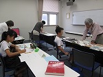 テーマの相談中。（しだみ図書館　「夏休み自由研究お助け隊」）