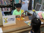 カウンターで、本のかしだしやへんきゃくをしました。（つるまちゅうおう図書館　「子ども図書館大使」）