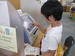 検索機をつかって、本をさがします。みんな真剣です。（ひがし図書館　「子ども図書館大使」）