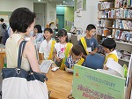 はじめてのカウンター体験は、きんちょうします。（ひがし図書館　「子ども図書館大使」）