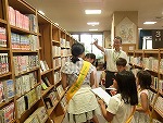 図書館を見学中。（なかむら図書館　「子ども図書館大使」）